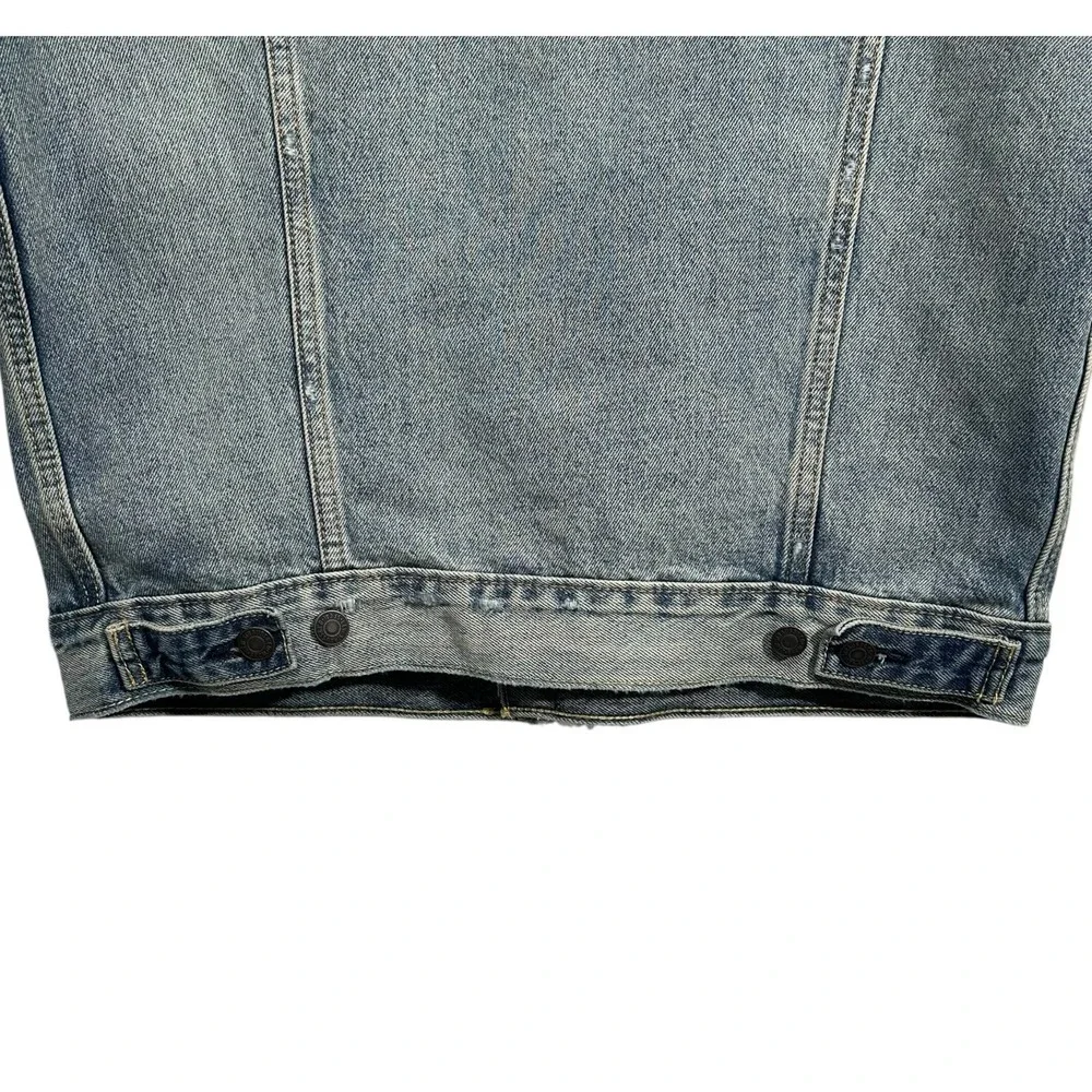 Levis‎ Mens Denim Trucker Jacket Size L Light Indigo Distressed Relaxed Fit